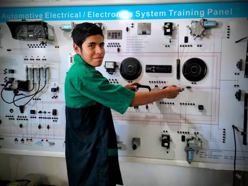 Rífatela estudiando una de las 42 carreras técnicas profesionales