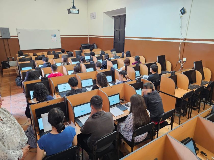 Estudiantes del Colegio Primitivo y Nacional de San Nicolás de Hidalgo participan en la prueba PISA
