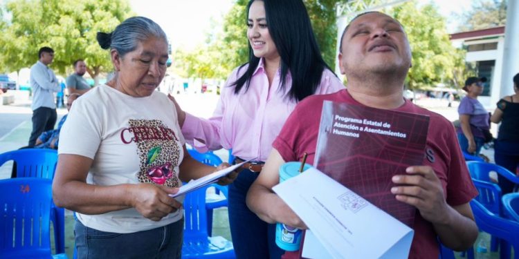Entrega Gladyz Butanda escrituras a familias de Buenavista