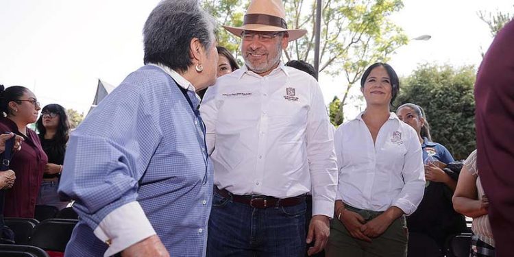 Bedolla defiende a migrantes ante amenaza de impuesto a remesas en EUA