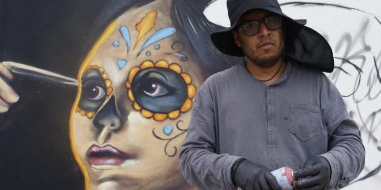 Colores que transforman; artistas urbanos crean mural en Paso Catrinas