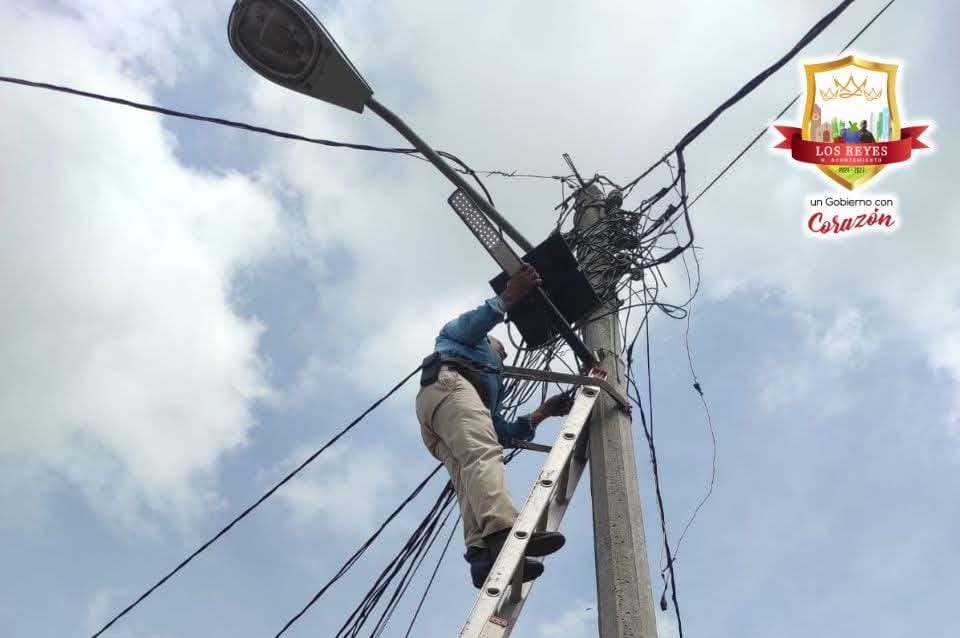 Gobierno Municipal de Los Reyes ilumina comunidades con nueva luminaria en Oru1scato y San Antonio