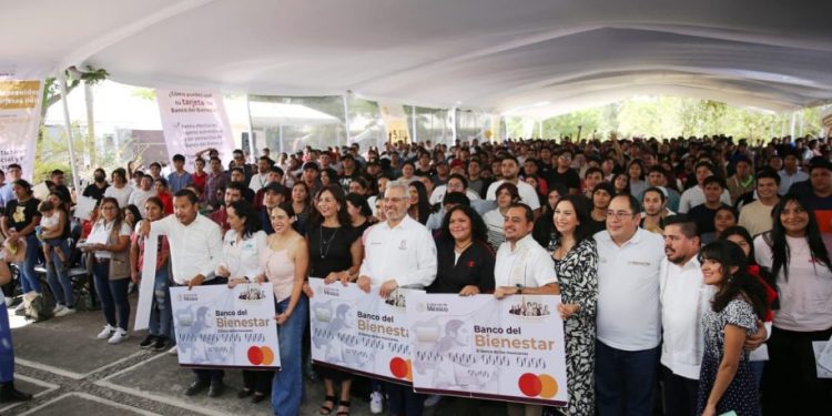 Entrega Bedolla tarjetas de la beca Jóvenes Escribiendo el Futuro