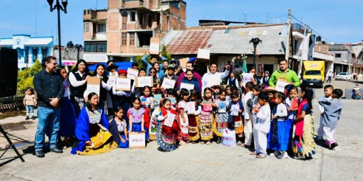Escuelas de Pamatácuaro reciben bibliotecas de Cuarta República y En Michoacán SEE Lee