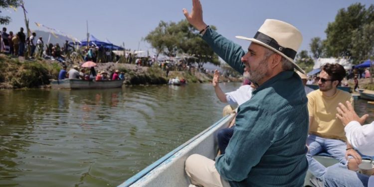 Recuperadas en un año 334 hectáreas de superficie del lago de Pátzcuaro: Bedolla