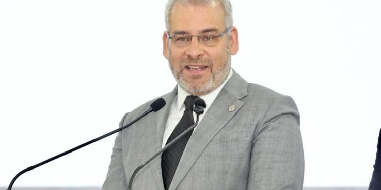 Hay personal suficiente para atender contingencias por lluvias: Bedolla