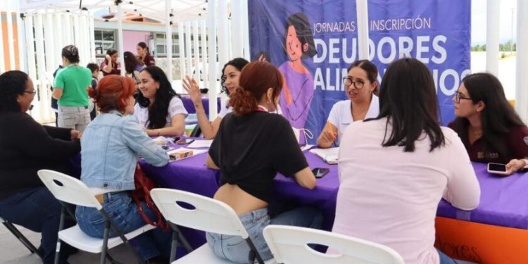 Seimujer llevó asesoría legal a Villas del Pedregal, para registrar deudores alimentarios