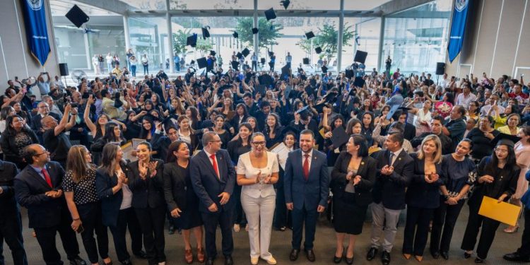 Yarabí Ávila llama a transformar el entorno, al entregar Pase por Excelencia; hito sin precedente en la UMSNH