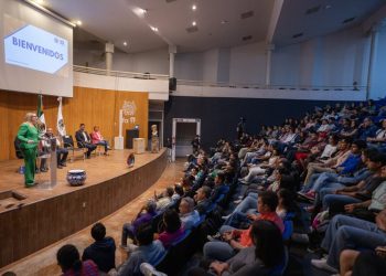 UMSNH recibe a cerca de 200 jóvenes del Programa Delfín; Yarabí Ávila les da la bienvenida