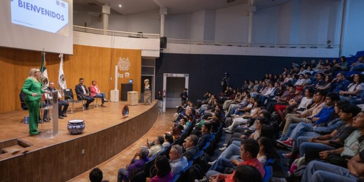 UMSNH recibe a cerca de 200 jóvenes del Programa Delfín; Yarabí Ávila les da la bienvenida