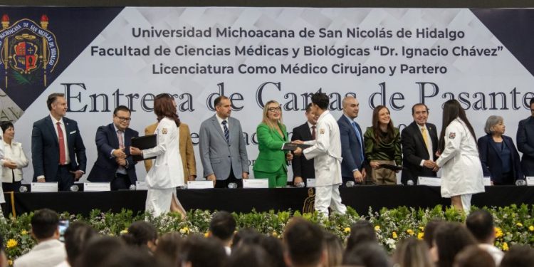 Ustedes son testimonio vivo de que los sueños se alcanzan, señala Yarabí Ávila ante graduados de Medicina   