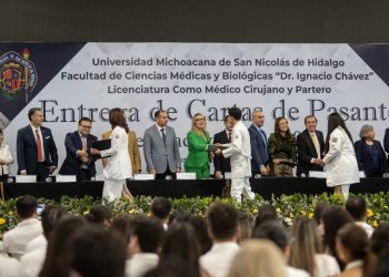 Ustedes son testimonio vivo de que los sueños se alcanzan, señala Yarabí Ávila ante graduados de Medicina