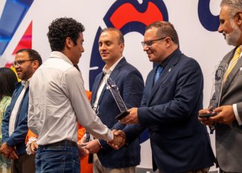 Estudiantes nicolaitas reciben el Reconocimiento al Mérito Académico Industrial