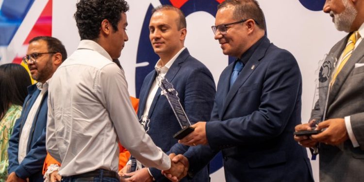 Estudiantes nicolaitas reciben el Reconocimiento al Mérito Académico Industrial
