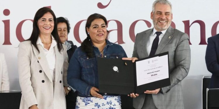 Más de 5 mil docentes pensionados reciben atención médica en el ISSSTE: Bedolla