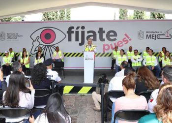 Bedolla firma iniciativa para que compraventa de motos incluya casco certificado