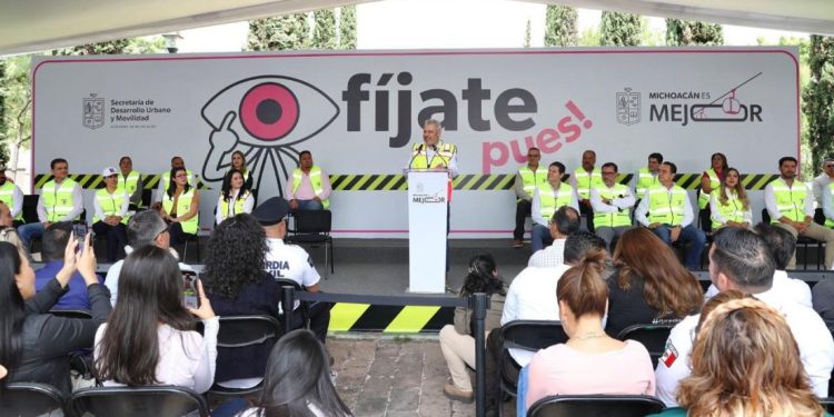 Bedolla firma iniciativa para que compraventa de motos incluya casco certificado