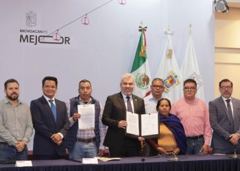 Firma Bedolla y Concejo Mayor de Cherán convenio para reforzar ronda comunitaria