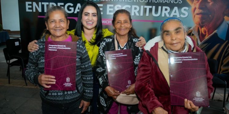 Con escrituras, Gladyz Butanda garantiza patrimonio de uruapenses