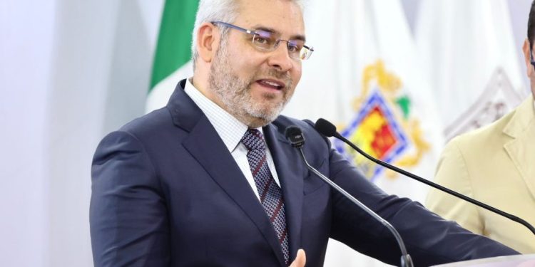 Playas michoacanas, limpias y aptas para vacacionar: Bedolla