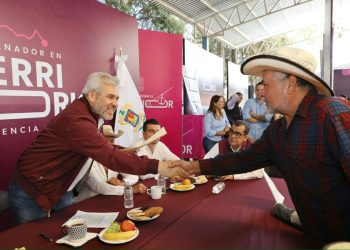 Bedolla lleva audiencia pública a Huiramba; atiende peticiones de agua, campo y obras
