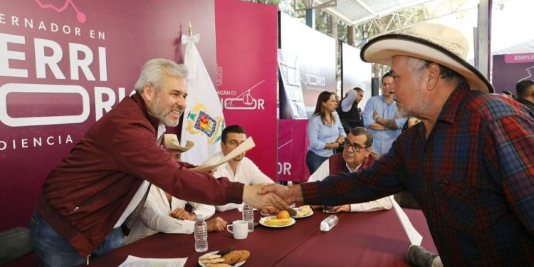 Bedolla lleva audiencia pública a Huiramba; atiende peticiones de agua, campo y obras