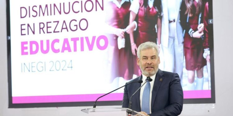 Michoacán es el estado que más disminuyó el rezago educativo: Bedolla