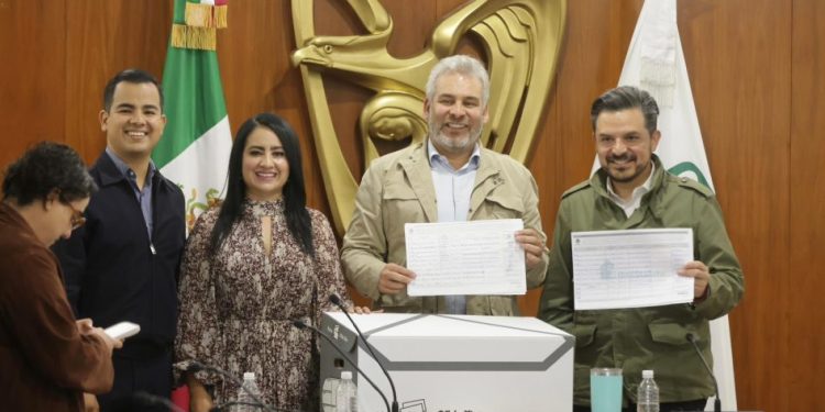 Entrega Bedolla al IMSS, 40 mil firmas en favor del nuevo hospital en Villas del Pedregal