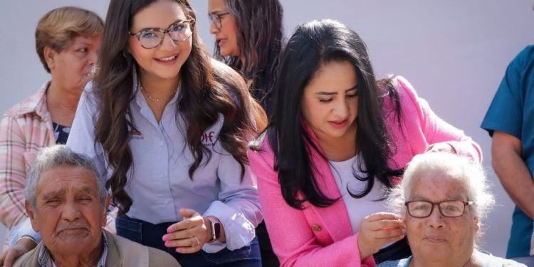 Gladyz Butanda y DIF Michoacán entregan aparatos auditivos a adultos mayores