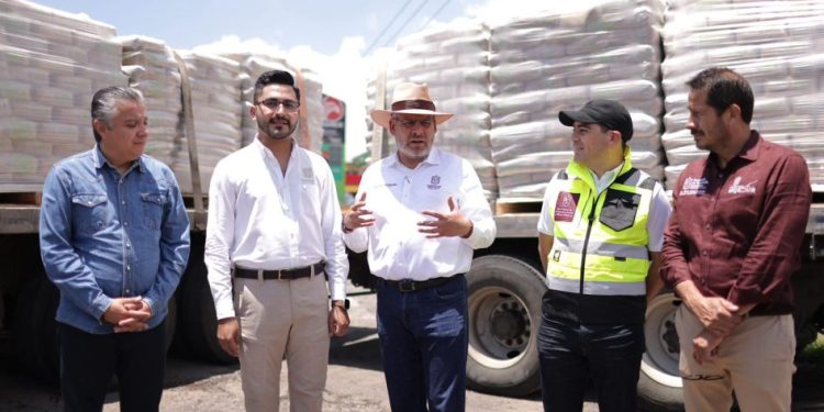 Entrega Bedolla 200 toneladas de cemento para obras en Huandacareo