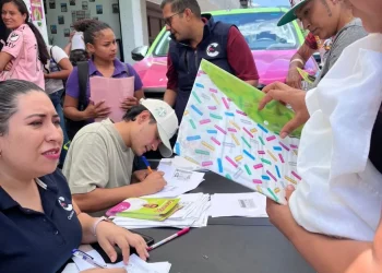 Conrado Paz apoyará a 3 mil familias con útiles escolares en Uruapan y San Juan Nuevo