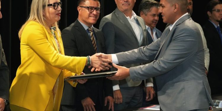 A derribar los muros de desigualdad, llama Yarabí Ávila a las y los egresados de Ingeniería Civil