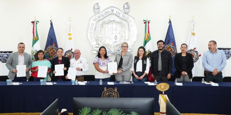 Recibe UMSNH a comunidades de pueblos originarios y hacen equipo para rescatar el Lago de Pátzcuaro 