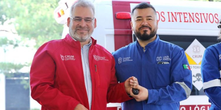 Más ambulancias, más vidas; entrega Bedolla 10 unidades de urgencias médicas