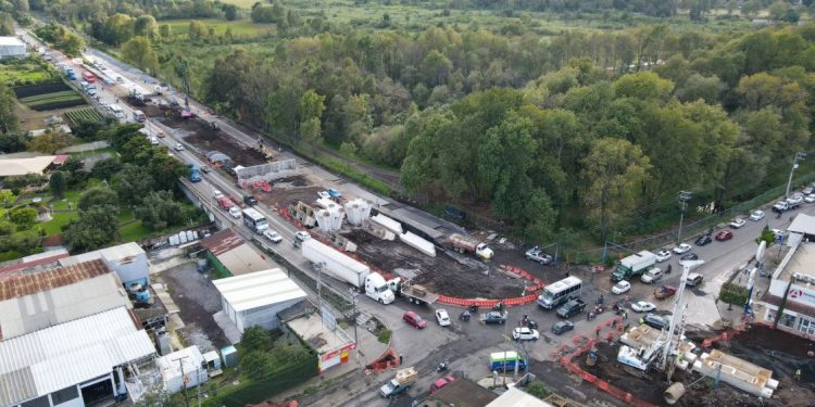 Avanza construcción de puente superior La Hielera en Uruapan: Bedolla