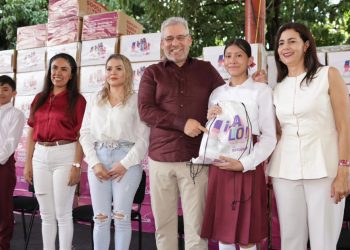 Arranca Bedolla tercera dotación de tenis a estudiantes de secundarias