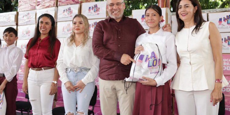 Arranca Bedolla tercera dotación de tenis a estudiantes de secundarias