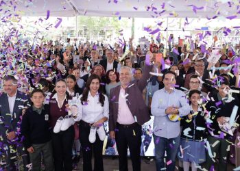 Bedolla inicia entrega de tenis para cerca de 40 mil estudiantes de secundarias de Morelia