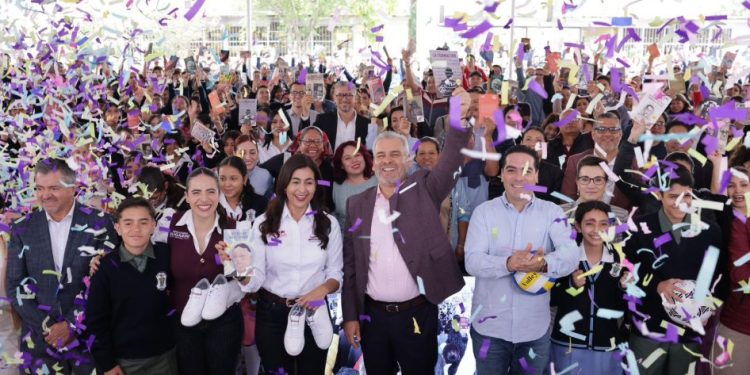 Bedolla inicia entrega de tenis para cerca de 40 mil estudiantes de secundarias de Morelia