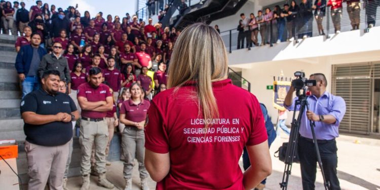 A reforzar estrategias para su crecimiento profesional, se compromete Yarabí Ávila con estudiantes de Seguridad Pública