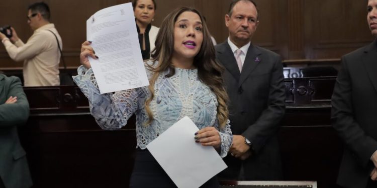 Xóchitl Ruiz González impulsa la dignificación laboral y salarial en la FGE y es aprobada por el Pleno del Congreso