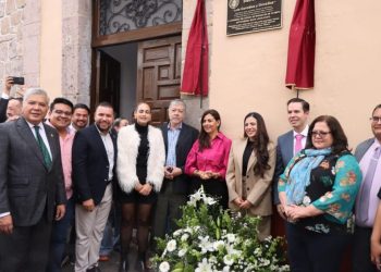 Develan placa en la biblioteca del Congreso del Estado con el nombre de “Luis González y González