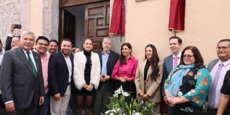 Develan placa en la biblioteca del Congreso del Estado con el nombre de “Luis González y González