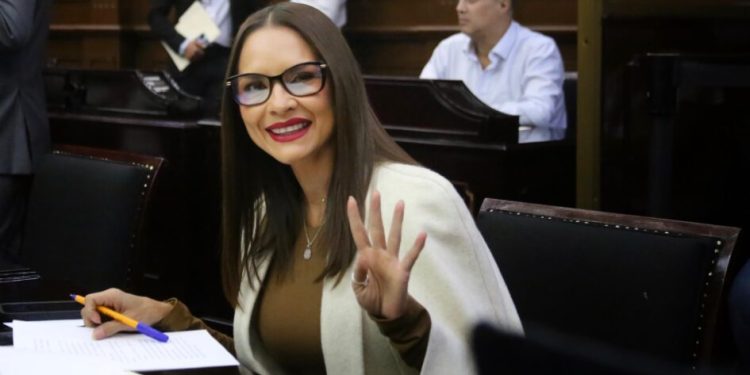 Celebra Nalleli Pedraza inclusión del término “gobernadora” en la Constitución Política del Estado de Michoacán