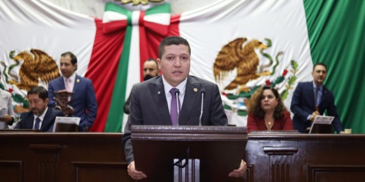 Propone Vicente Gómez normar exposición digital indebida de infancias y adolescentes