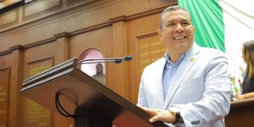 Juan Carlos Barragán presenta iniciativa para que maestras y maestros no sean criminalizados por cumplir su deber