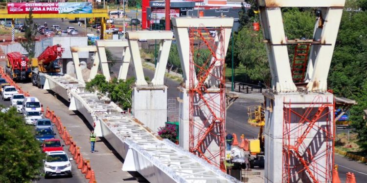 Megaobra vial de salida a Pátzcuaro, con 54 % de avance: Rogelio Zarazúa
