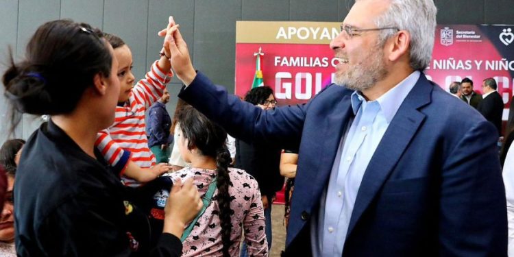 Programa «Familias Cuidadoras» ha apoyado a 780 niñas y niños con cáncer: Bedolla