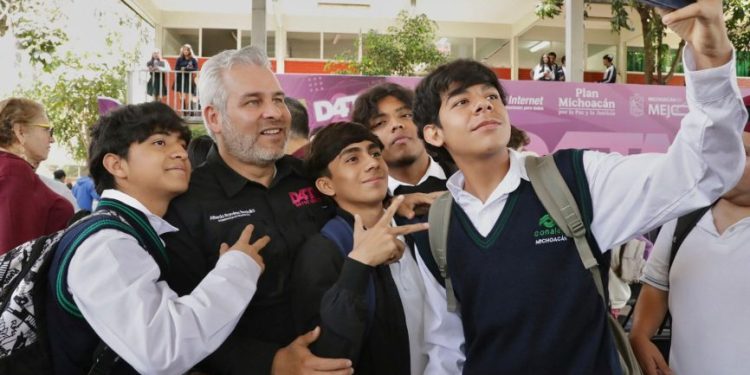 Entrega Bedolla más de 8 mil 500 chips del Programa D4TA a estudiantes de Conalep