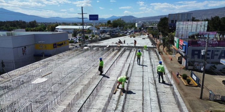 ¡No más espera en el tráfico! El paso vial de Policía y Tránsito tiene un 80 % de avance